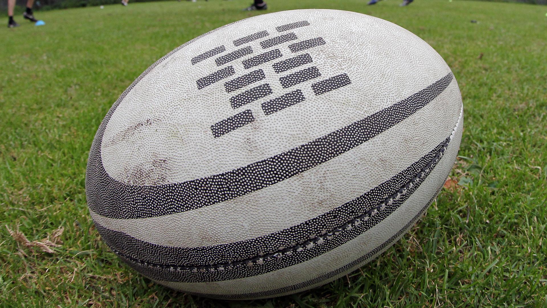 Ein Rugby-Ball liegt beim Training der Rugby-Mannschaft Hamburg Exiles im Hamburger Stadtpark auf dem Trainingsplatz. 