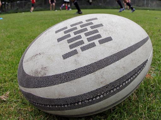 Ein Rugby-Ball liegt beim Training der Rugby-Mannschaft Hamburg Exiles im Hamburger Stadtpark auf dem Trainingsplatz. 