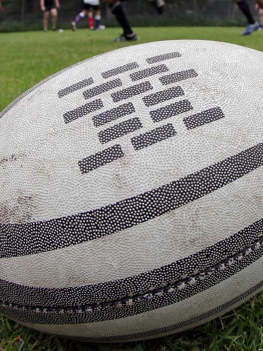 Ein Rugby-Ball liegt beim Training der Rugby-Mannschaft Hamburg Exiles im Hamburger Stadtpark auf dem Trainingsplatz. 