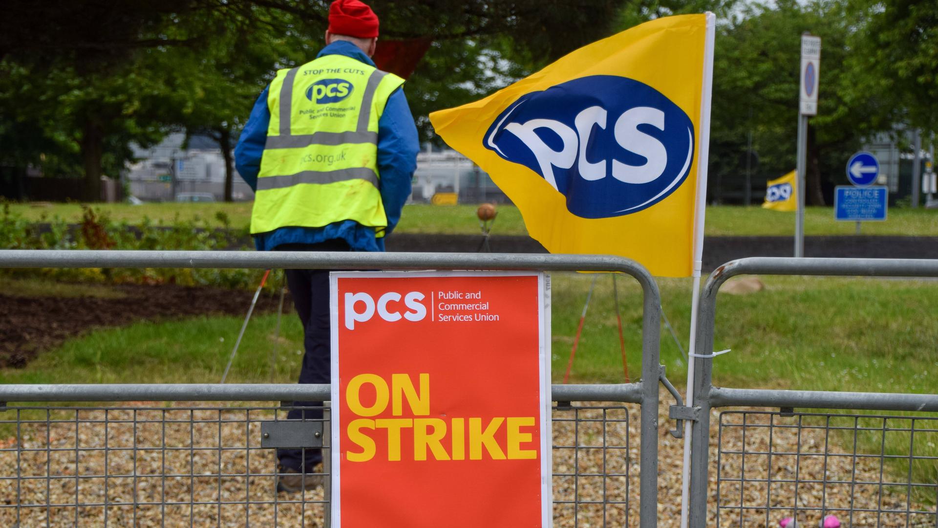 Mitglieder der Gewerkschaft PCS (Public and Commercial Services union) stehen in der Nähe des Flughafens London Heathrow Airport mit Streikschildern.