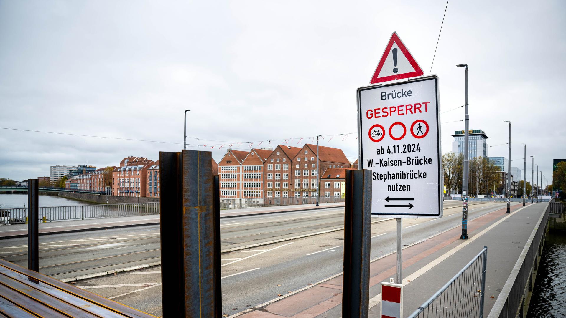 Eine Brücke in Bremen ist marode und für Sanierungsarbeiten gesperrt. Eine Brücke in Bremen ist marode und für Sanierungsarbeiten gesperrt.
