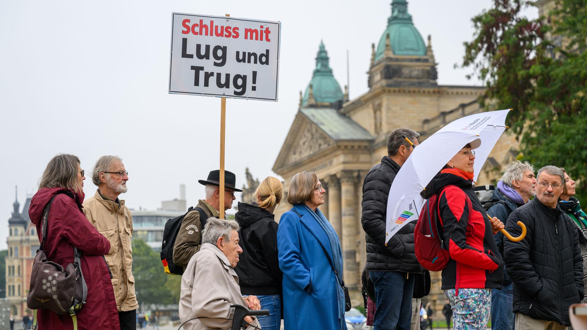 Leipzig: "Schluss mit Lug und Trug" steht auf dem Plakat eines Teilnehmers einer Kundgebung vor dem Bundesverwaltungsgericht.