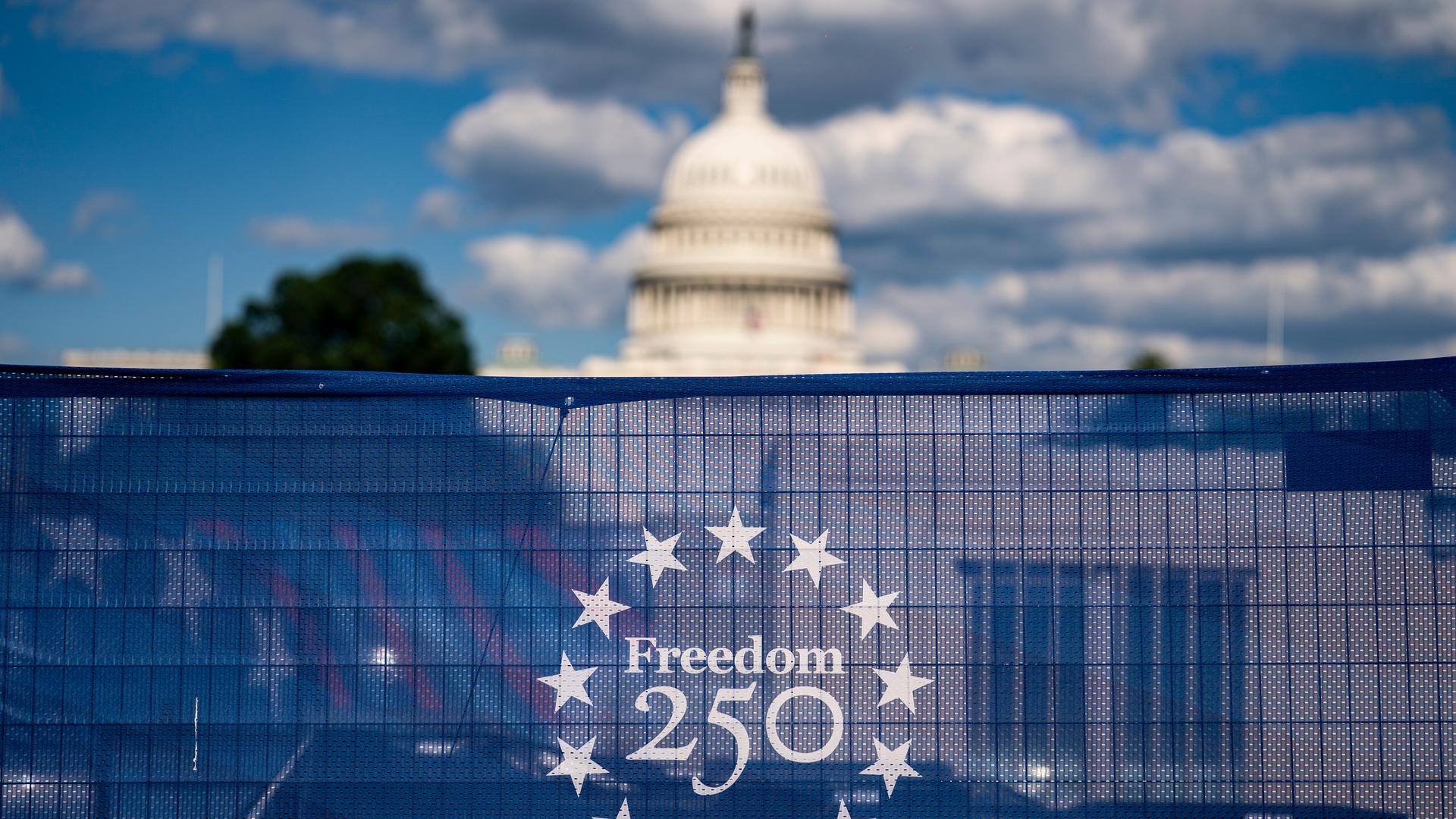Das US-Kapitol ist hinter dem „Freedom 250“-Logo hinter einem Bauzaun zu sehen.