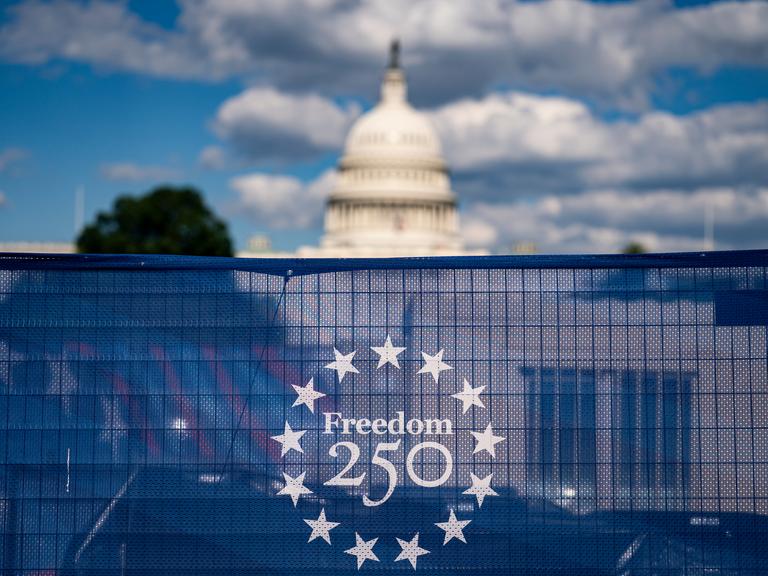 Das US-Kapitol ist hinter dem „Freedom 250“-Logo hinter einem Bauzaun zu sehen.