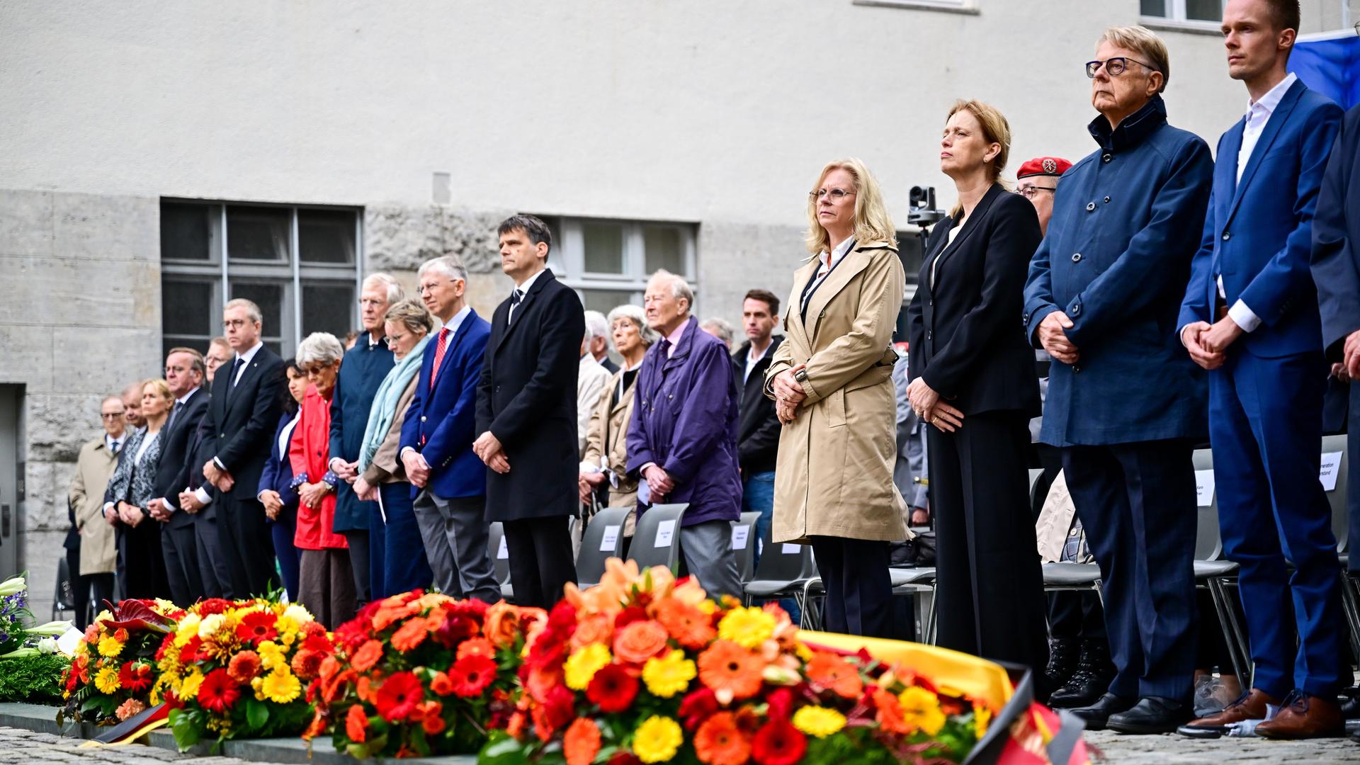 Teilnehmer, viele Minister und Ministerinnen, stehen während einer Gedenkveranstaltung der Bundesregierung im Ehrenhof des Bendlerblocks anlässlich des Nationalen Gedenktags an den Widerstand gegen die nationalsozialistische Gewaltherrschaft. Teilnehmer, viele Minister und Ministerinnen, stehen während einer Gedenkveranstaltung der Bundesregierung im Ehrenhof des Bendlerblocks anlässlich des Nationalen Gedenktags an den Widerstand gegen die nationalsozialistische Gewaltherrschaft.