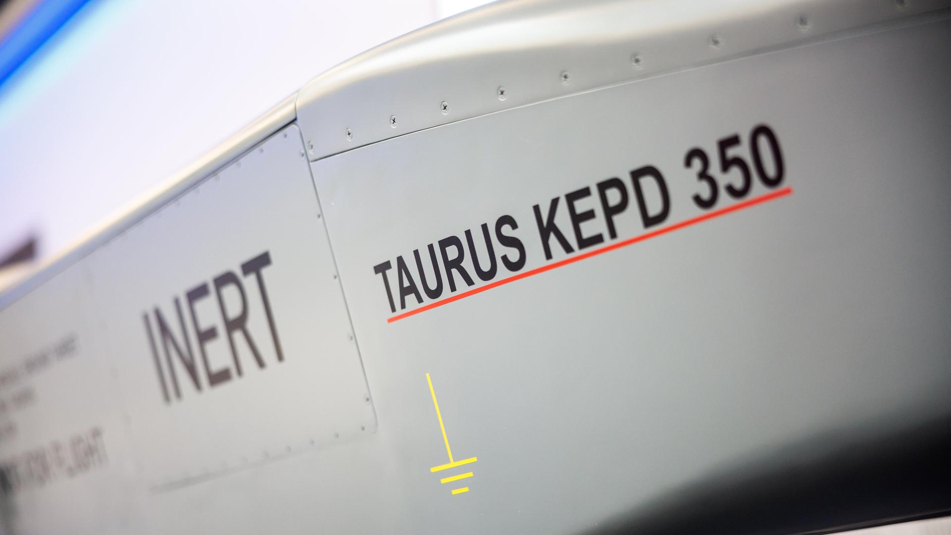 Der deutsch-schwedische Luft-Boden-Marschflugkörper Taurus wird in einem Showroom beim europäischen Rüstungsunternehmen MBDA (Matra BAe Dynamics Aerospatiale) präsentiert. Es ist ein grauer Gegenstand mit Metallhülle, auf dem TAURUS steht.
