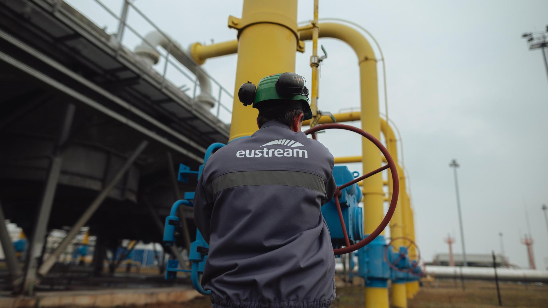 Ein Arbeiter erledigt im slowakischen Velke Kapusany seine täglichen Aufgaben in der Eustream-Gasanlage. Die Anlage, die größte ihrer Art in Europa, dient als Eingangspunkt für Gas aus der Ukraine. Ein Arbeiter erledigt im slowakischen Velke Kapusany seine täglichen Aufgaben in der Eustream-Gasanlage. Die Anlage, die größte ihrer Art in Europa, dient als Eingangspunkt für Gas aus der Ukraine.