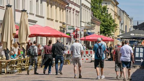 Mehrere Männer gehen durch die Fußgängerzone in der Brandenburger Straße in Potsdam