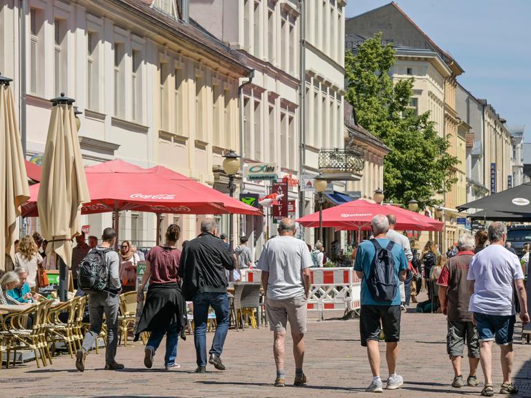 Mehrere Männer gehen durch die Fußgängerzone in der Brandenburger Straße in Potsdam