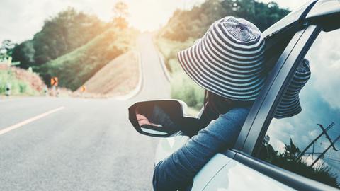 Vier Freundinnen fahren in einem Auto über das Land. Sie erhalten widersprüchliche Hinweise über einen Autrag. 