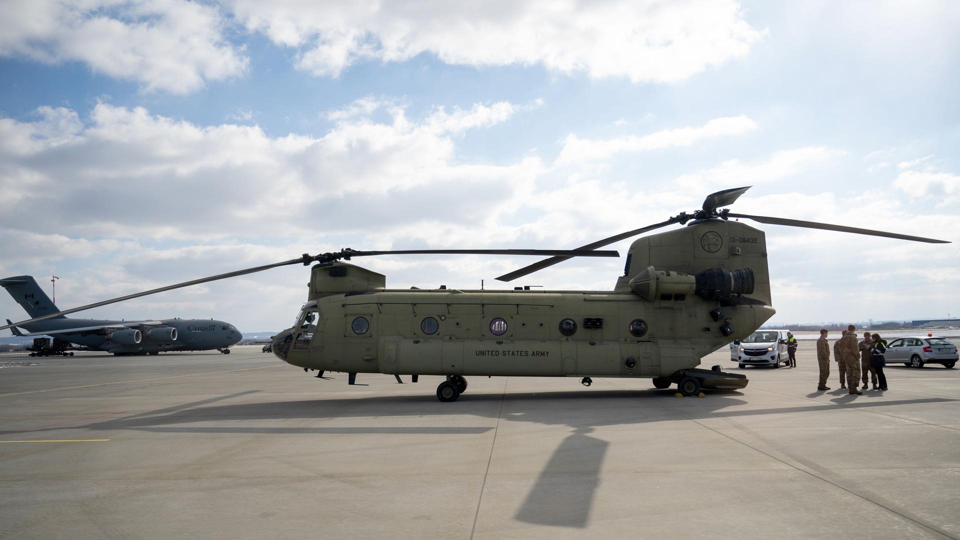 Am Flughafen Rzeszow in Polen steht ein Boeing CH-47 Chinook Helikopter der US-Armee.