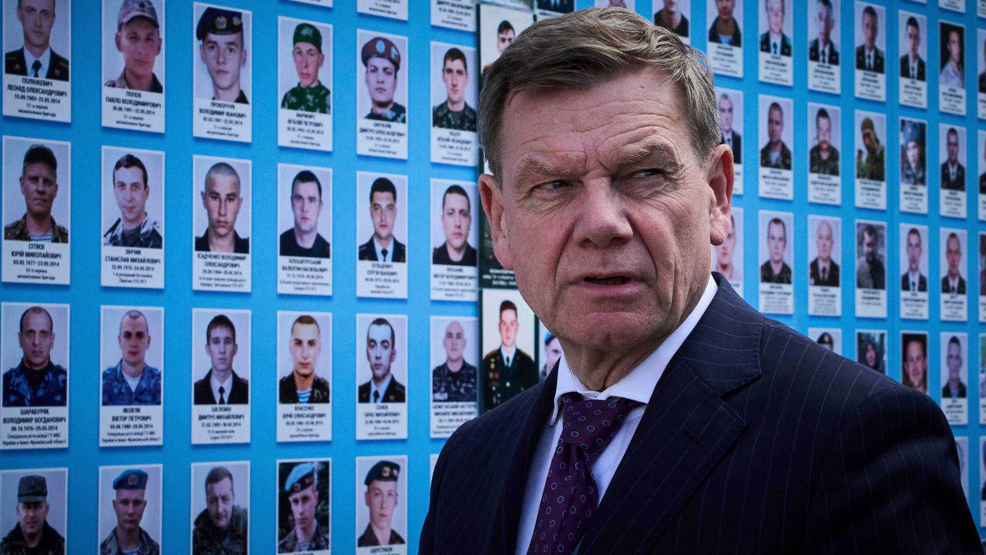 Der deutsche Außenminister Johann Wadephul steht vor einer blauen Wand mit Bildern von im Krieg Russlands gegen die Ukraine gefallenen Soldaten Der deutsche Außenminister Johann Wadephul steht vor einer blauen Wand mit Bildern von im Krieg Russlands gegen die Ukraine gefallenen Soldaten