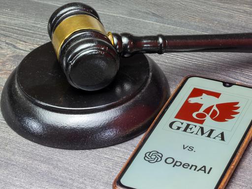 Smartphone mit GEMA- und OpenAI-Logo neben einem Richterhammer