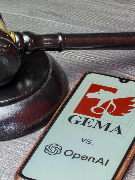 Smartphone mit GEMA- und OpenAI-Logo neben einem Richterhammer