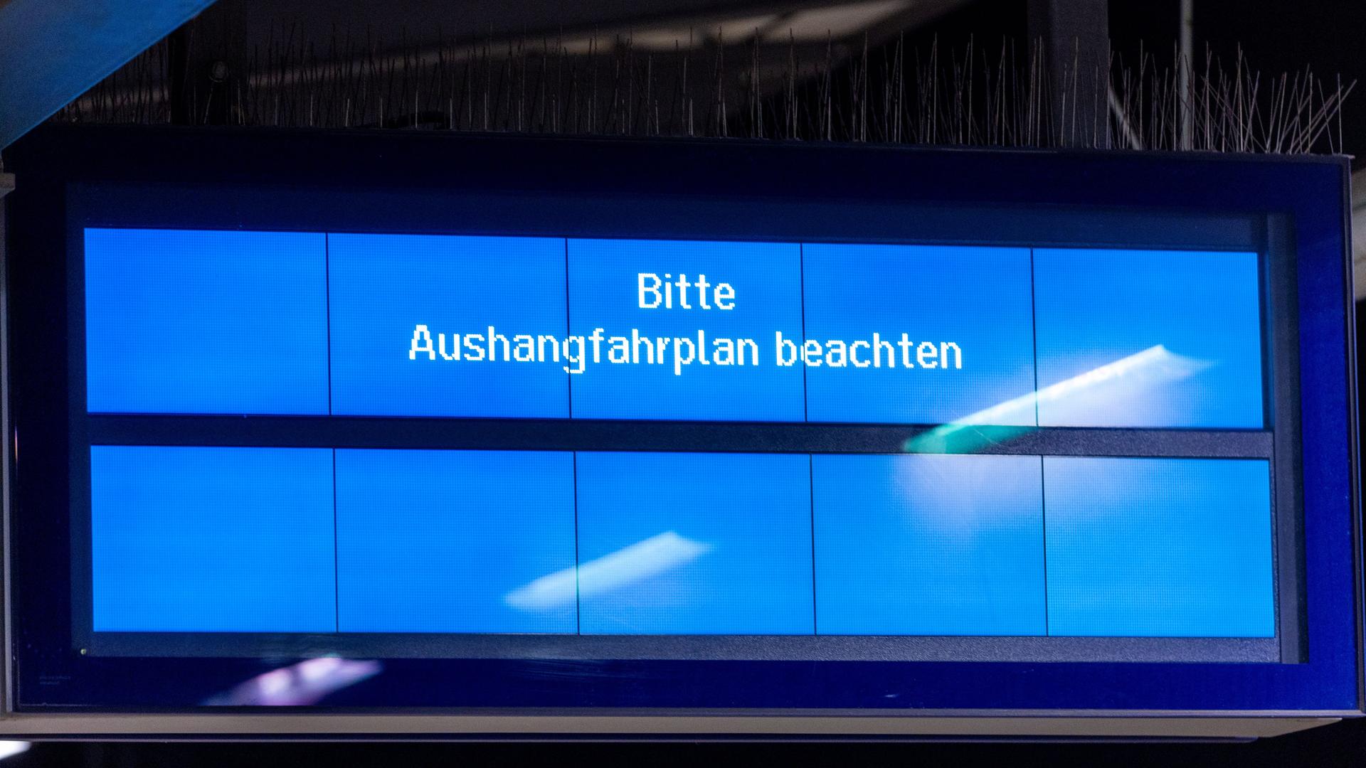 Auf einer Anzeigetafel im Hauptbahnhof ist der Schriftzug "Bitte Aushangfahrplan beachten" zu sehen.