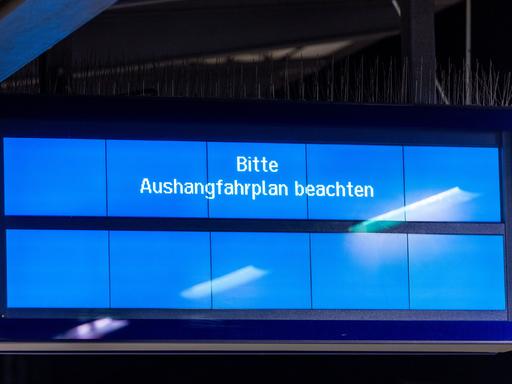 Auf einer Anzeigetafel im Hauptbahnhof ist der Schriftzug "Bitte Aushangfahrplan beachten" zu sehen.