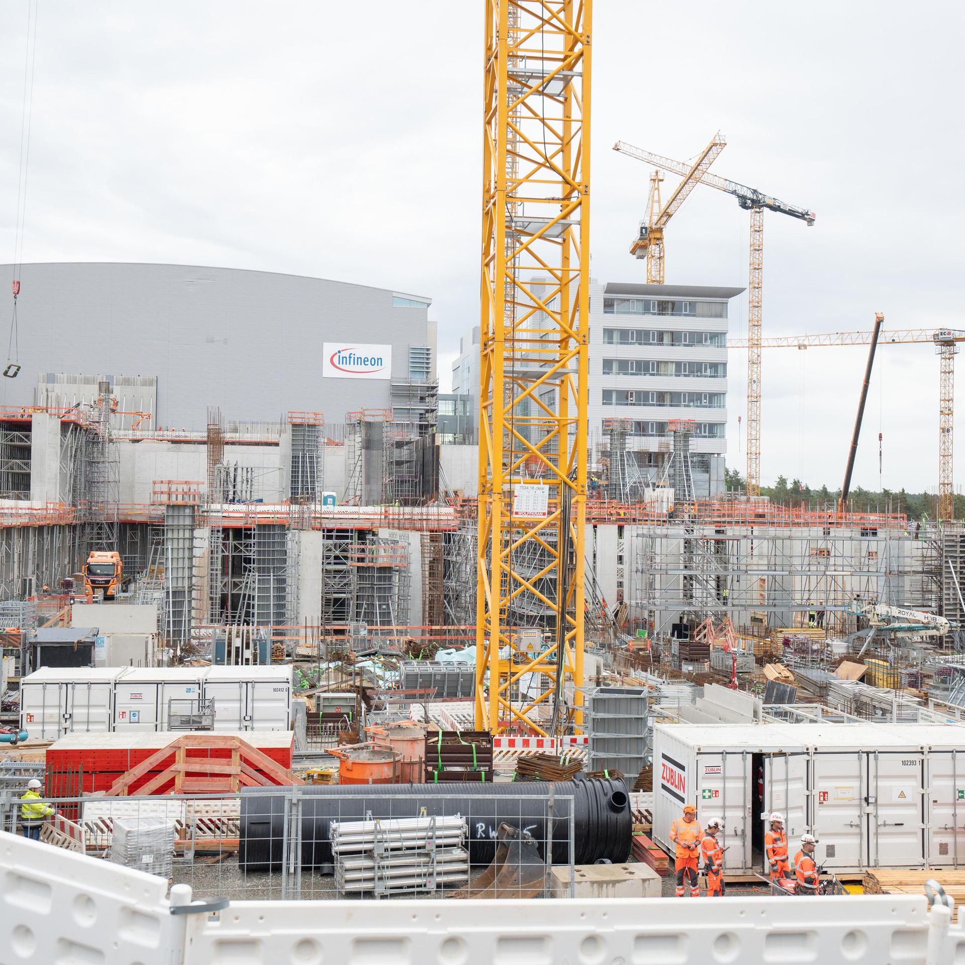Blick auf die Baustelle von Infineon in Dresden im Mai 2024.