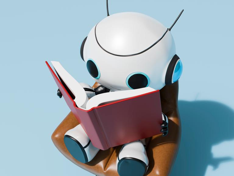 Ein Roboter mit einem Buch vor einem blauen Hintergrund