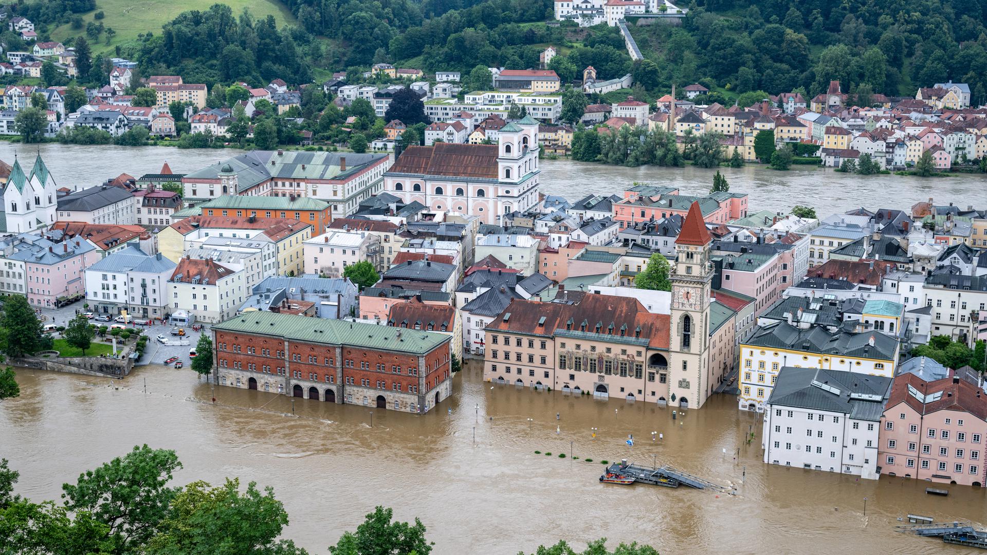 Luftbild. Teile der Passauer Altstadt sind von der Donau überflutet.