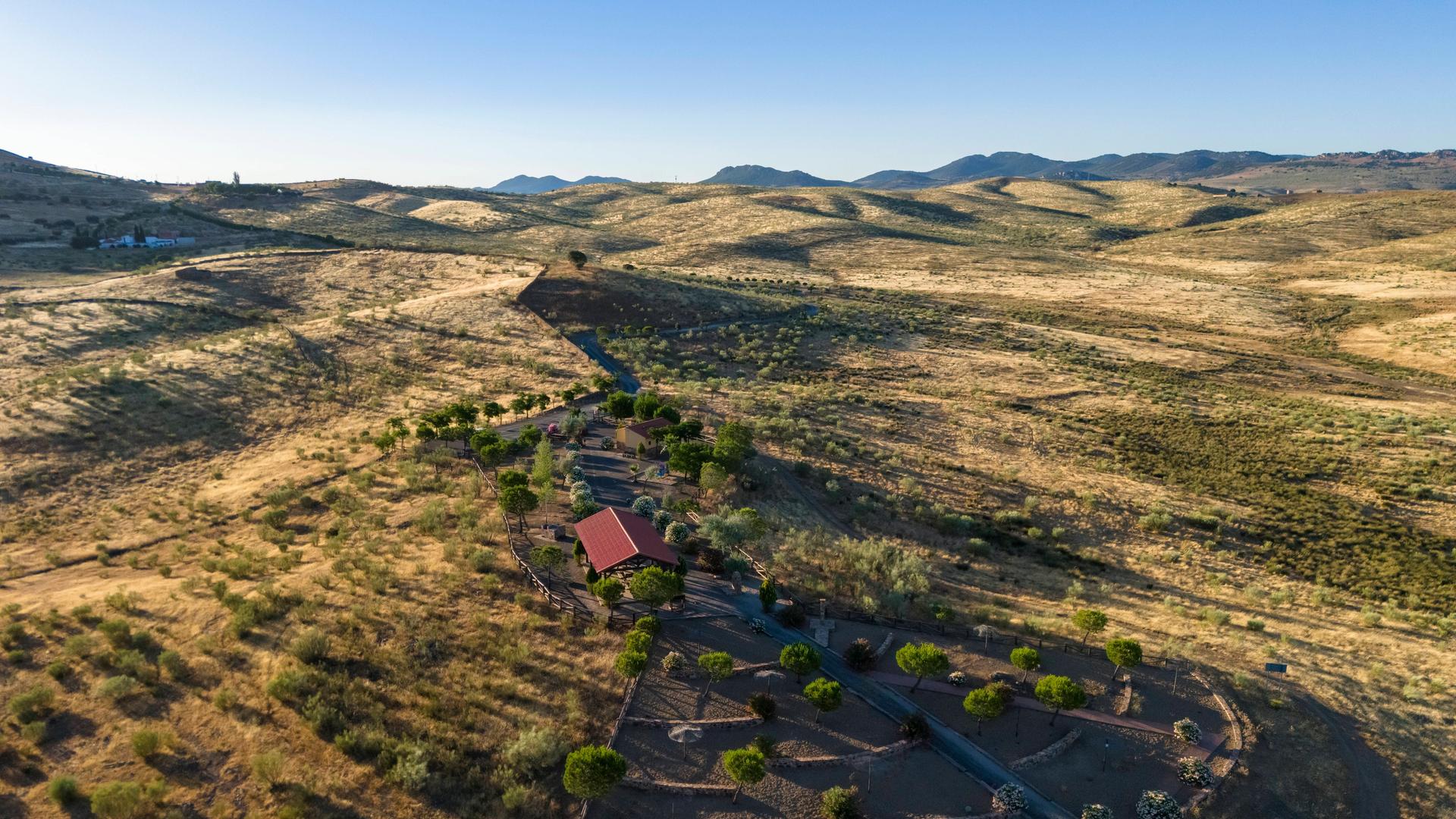 Trockene Landschaft in Spanien bei Embalse de La Serena, Extremadura 