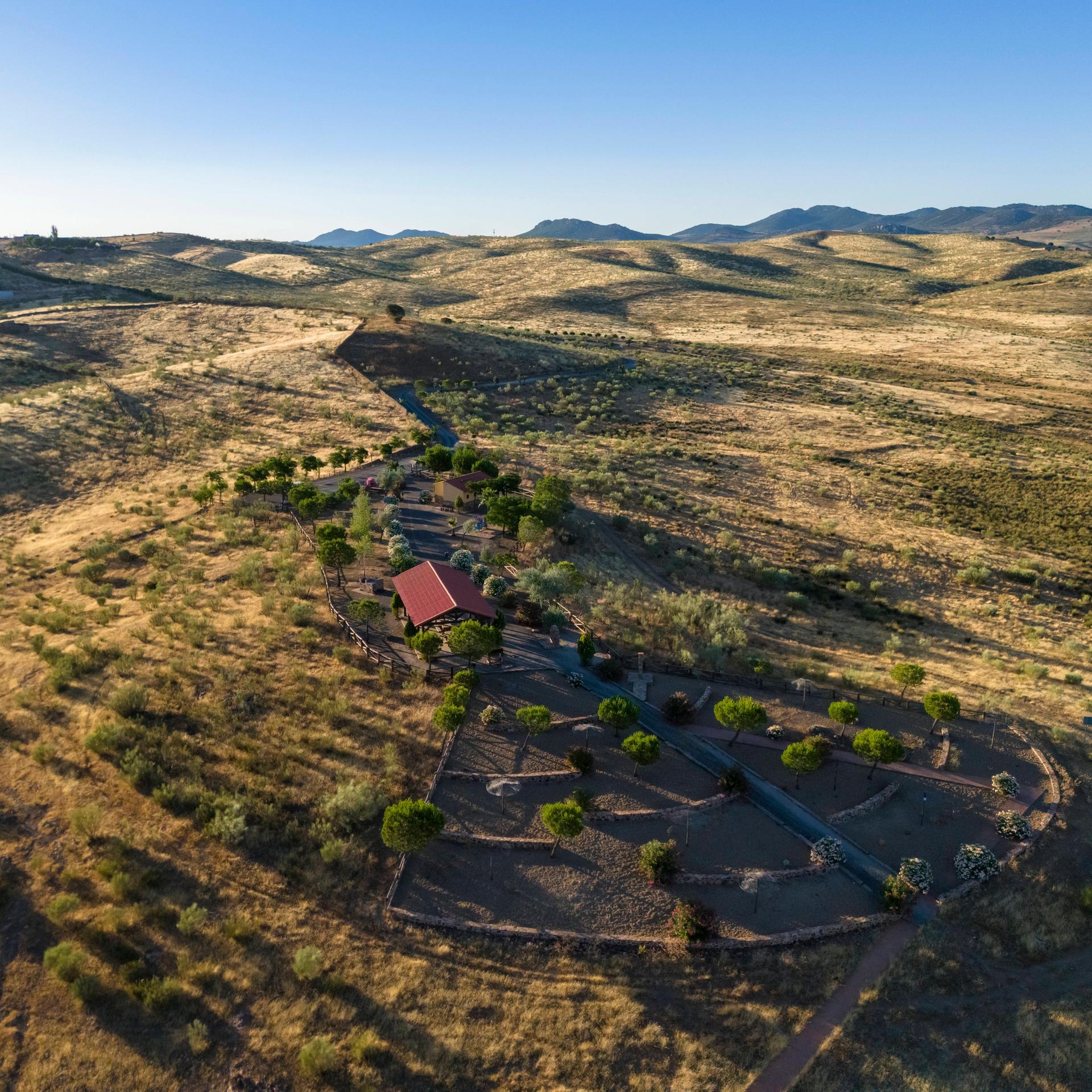 Trockene Landschaft in Spanien bei Embalse de La Serena, Extremadura 