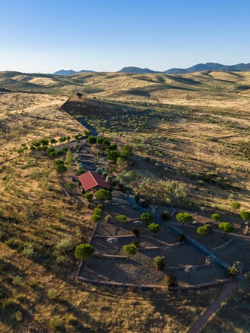 Trockene Landschaft in Spanien bei Embalse de La Serena, Extremadura 