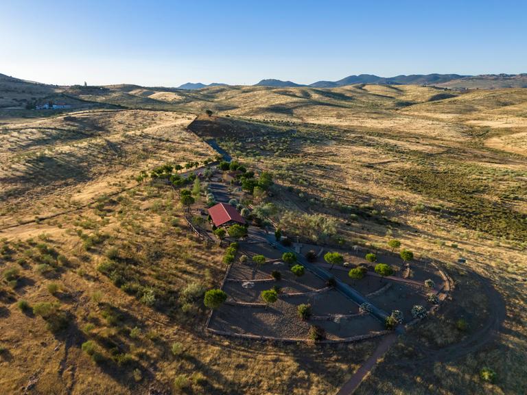 Trockene Landschaft in Spanien bei Embalse de La Serena, Extremadura 