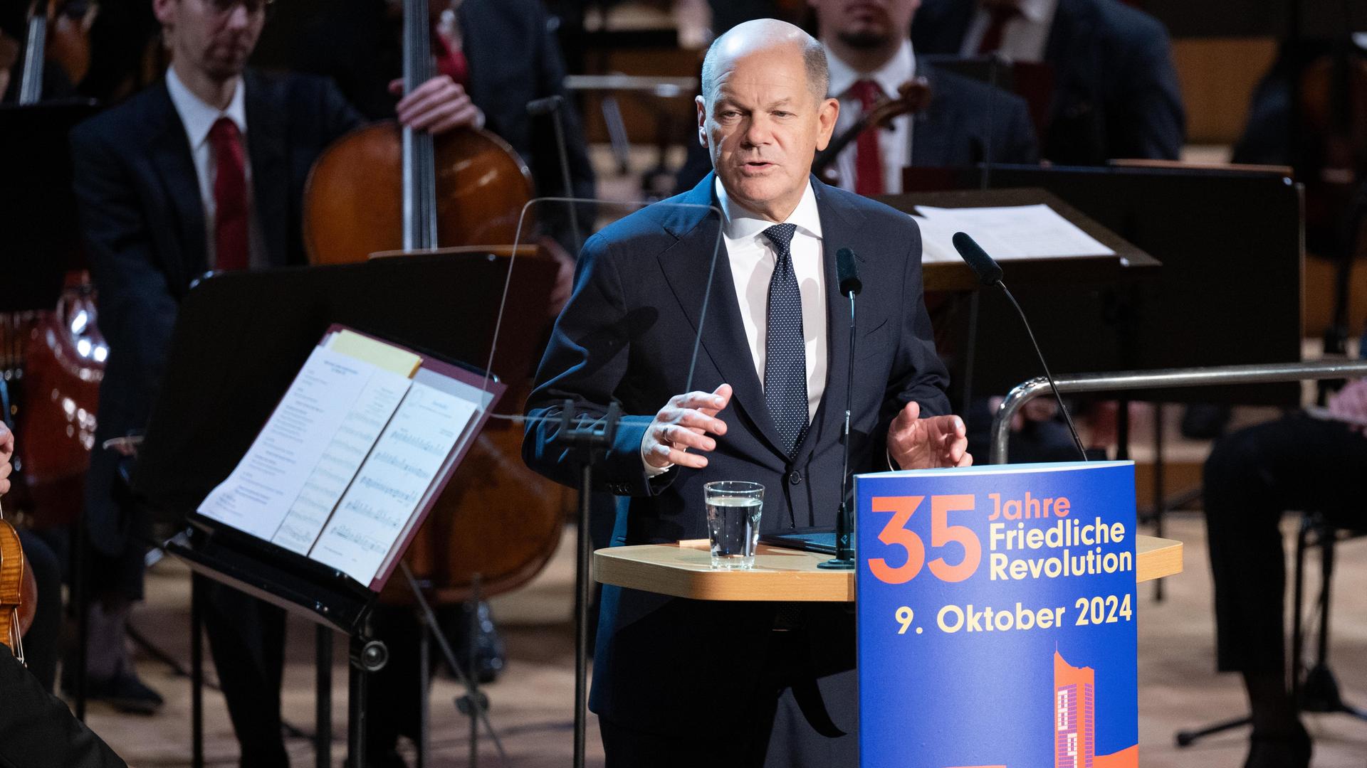 Bundeskanzler Olaf Scholz (SPD) spricht während des Festakts im Gewandhaus in Leipzig. 