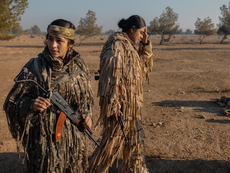 Kurdische YPJ-Kämpferinnen in einem abgelegenen Trainingslager am 25. Dezember 2024 in Al-Hasaka, Syrien.