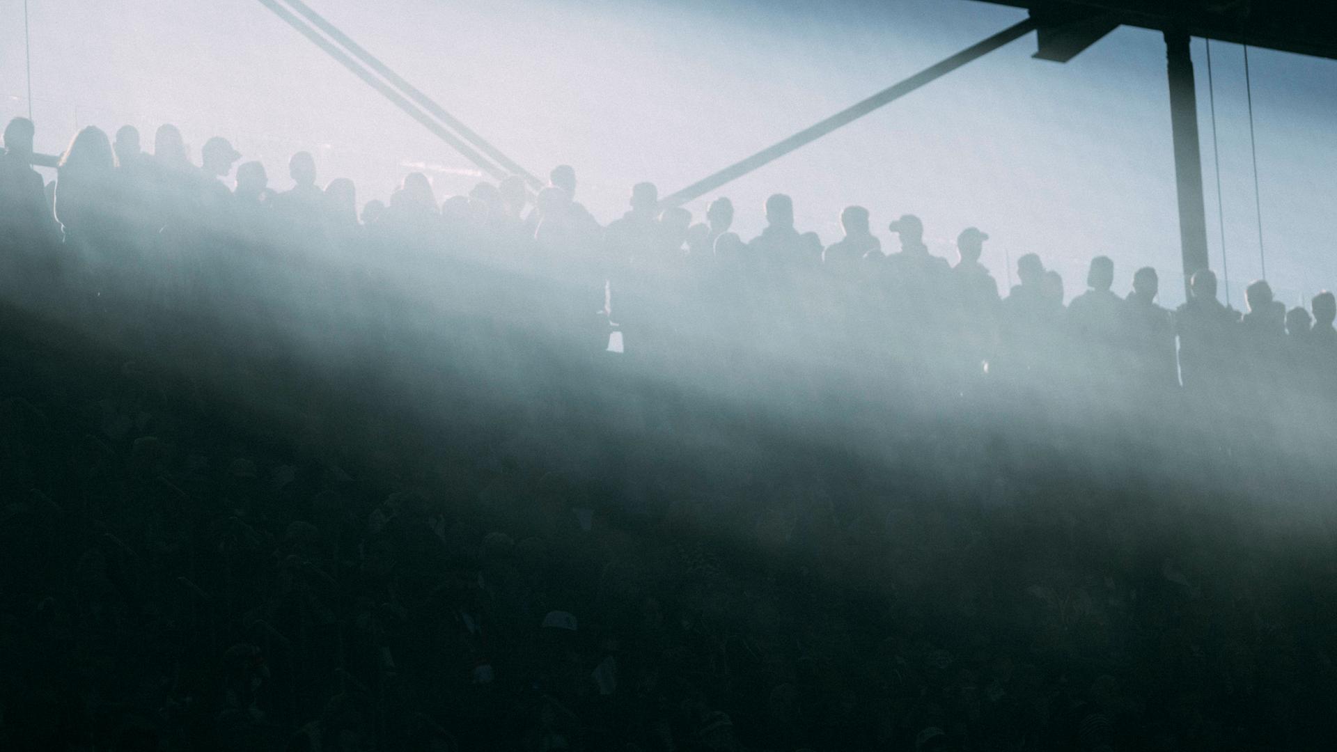 Zuschauer im Stadion in Köln beim Spiel gegen Düsseldorf. 