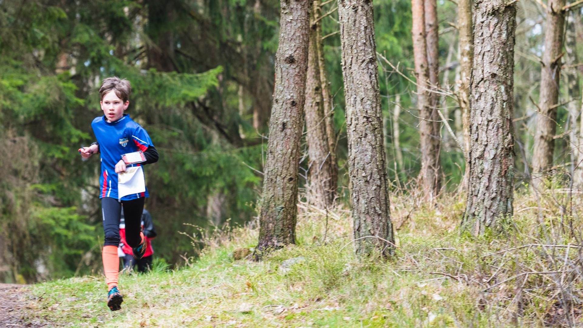 Ein Junge läuft durch den Wald