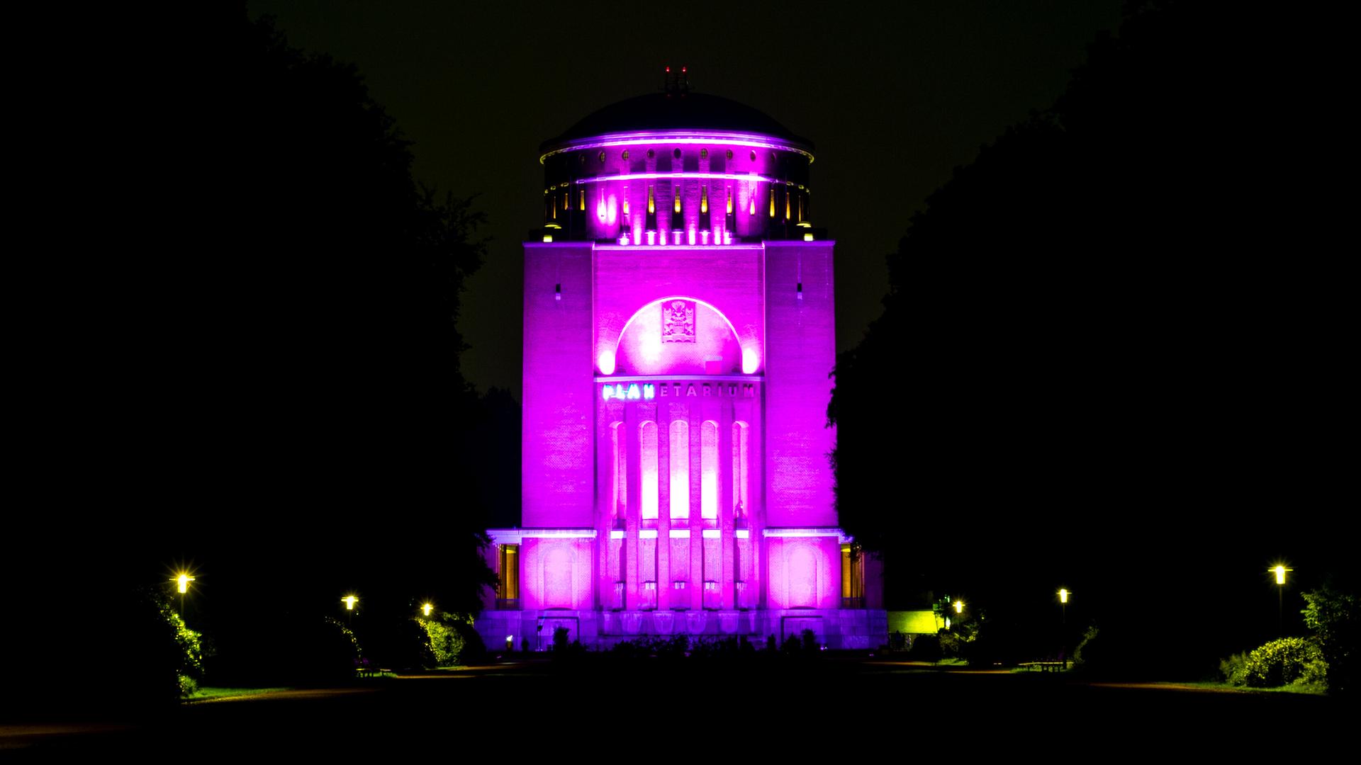 Das Planetarium in Hamburg ist pink angeleuchtet Das Planetarium in Hamburg ist pink angeleuchtet