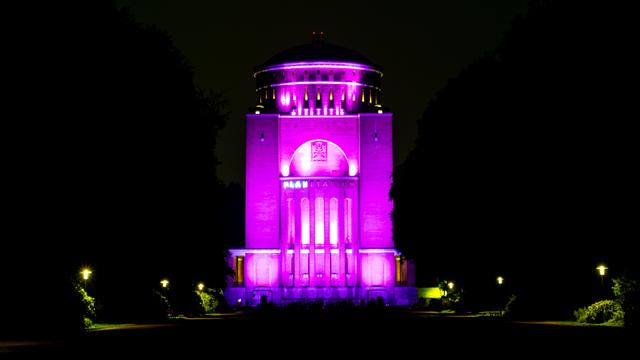 Das Planetarium in Hamburg ist pink angeleuchtet
