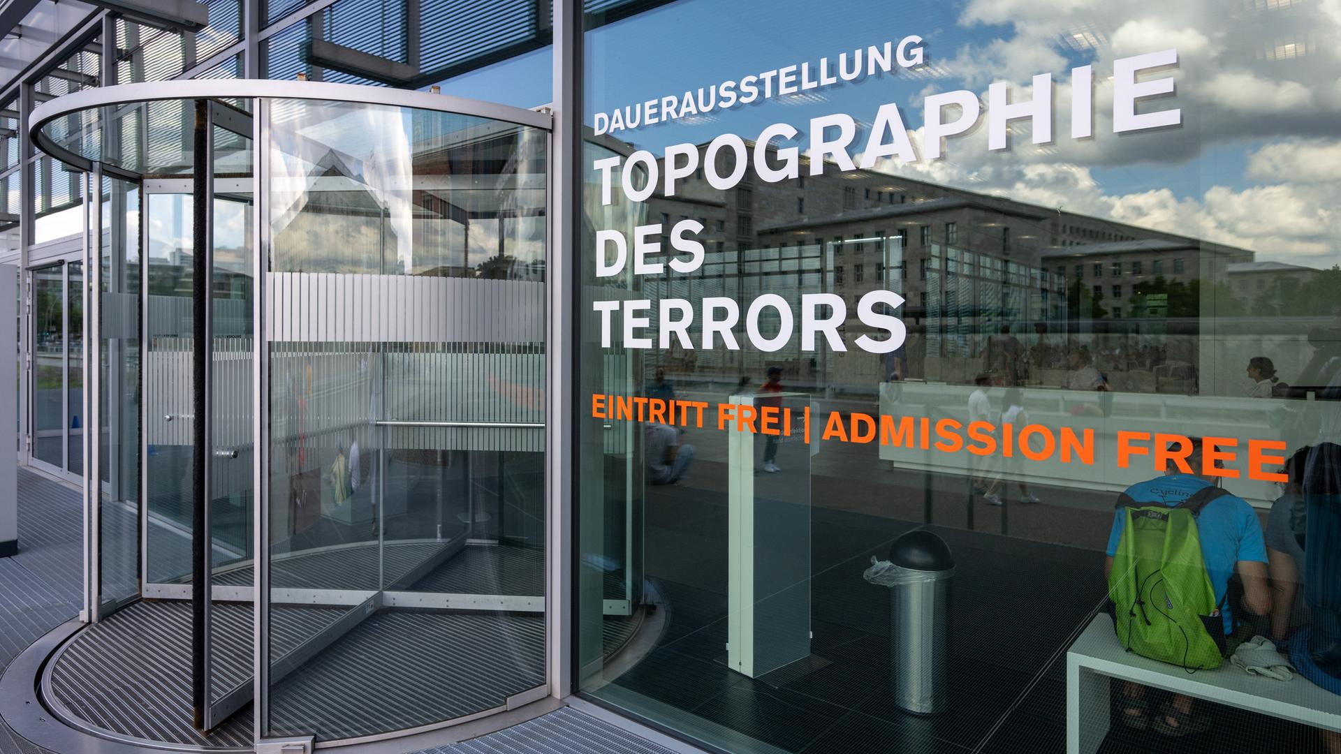 Blick auf den Eingang zu einer Ausstellungshalle auf dem Gelände des Dokumentationszentrums Topographie des Terrors.