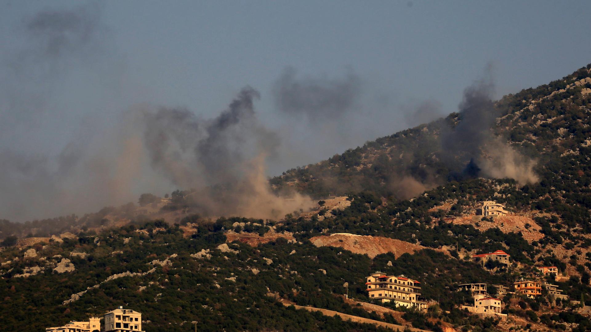 Rauch von einem Raketenanschlag steigt über der libanesischen Stadt Shebaa auf. 