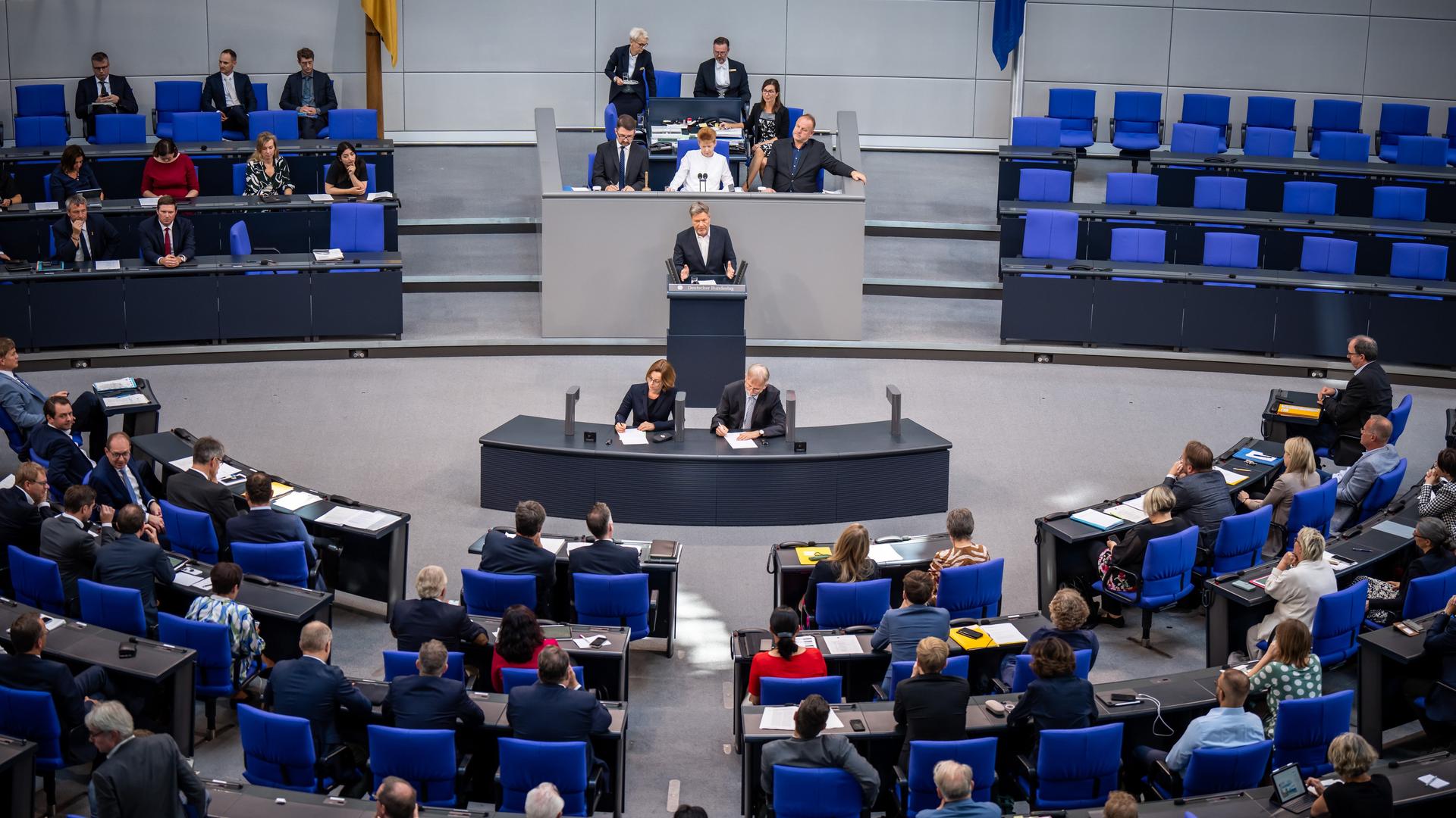 Robert Habeck (Bündnis 90/Die Grünen), Bundesminister für Wirtschaft und Klimaschutz, spricht im Bundestag.