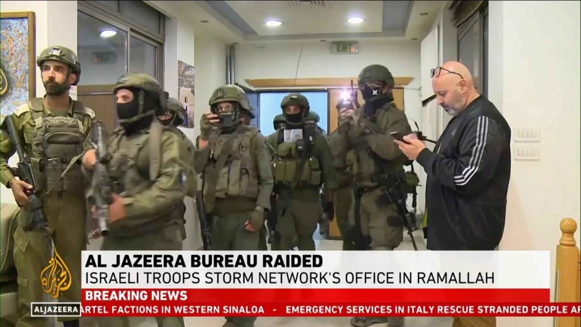 Israelische Soldaten stehen im Büro des TV-Senders Al Jazeera im besetzten Westjordanland.