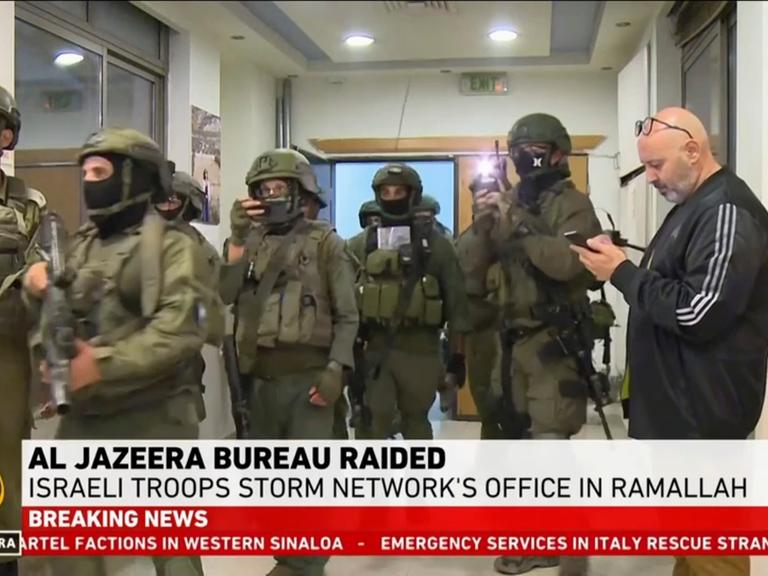 Israelische Soldaten stehen im Büro des TV-Senders Al Jazeera im besetzten Westjordanland.