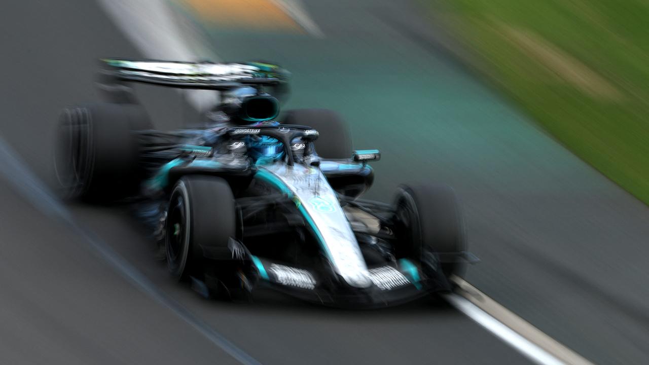 Ein leicht verschwommen zu sehender Mercedes-Rennwagen rast bei der Formel 1 auf dem Kurs in Melbourne. 