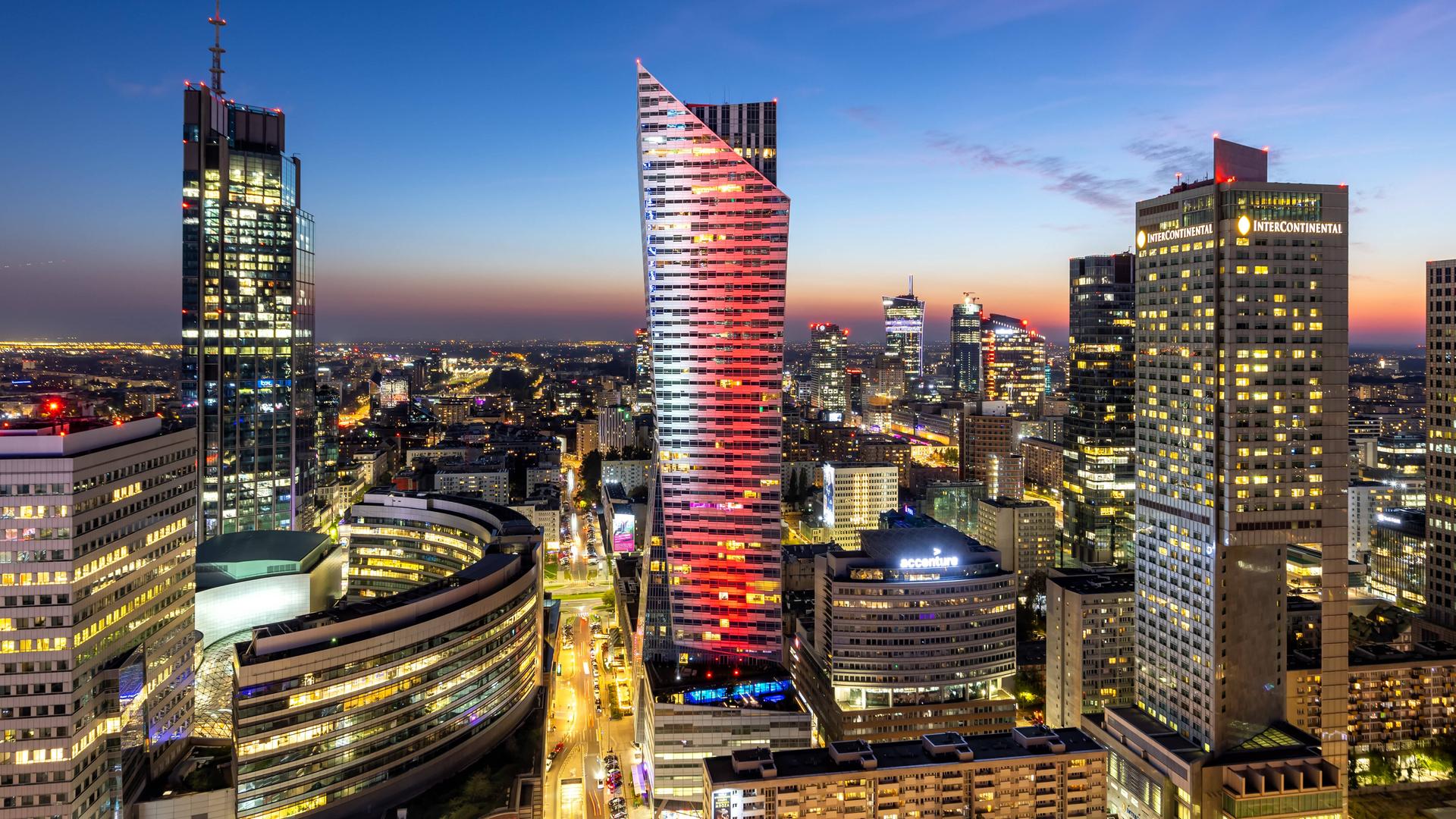 Hochhäuser in der Warschauer Innenstadt bei Nacht Hochhäuser in der Warschauer Innenstadt bei Nacht