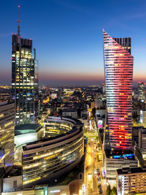 Hochhäuser in der Warschauer Innenstadt bei Nacht Hochhäuser in der Warschauer Innenstadt bei Nacht