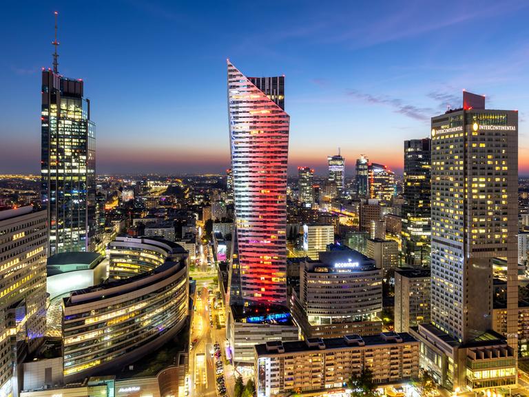 Hochhäuser in der Warschauer Innenstadt bei Nacht Hochhäuser in der Warschauer Innenstadt bei Nacht