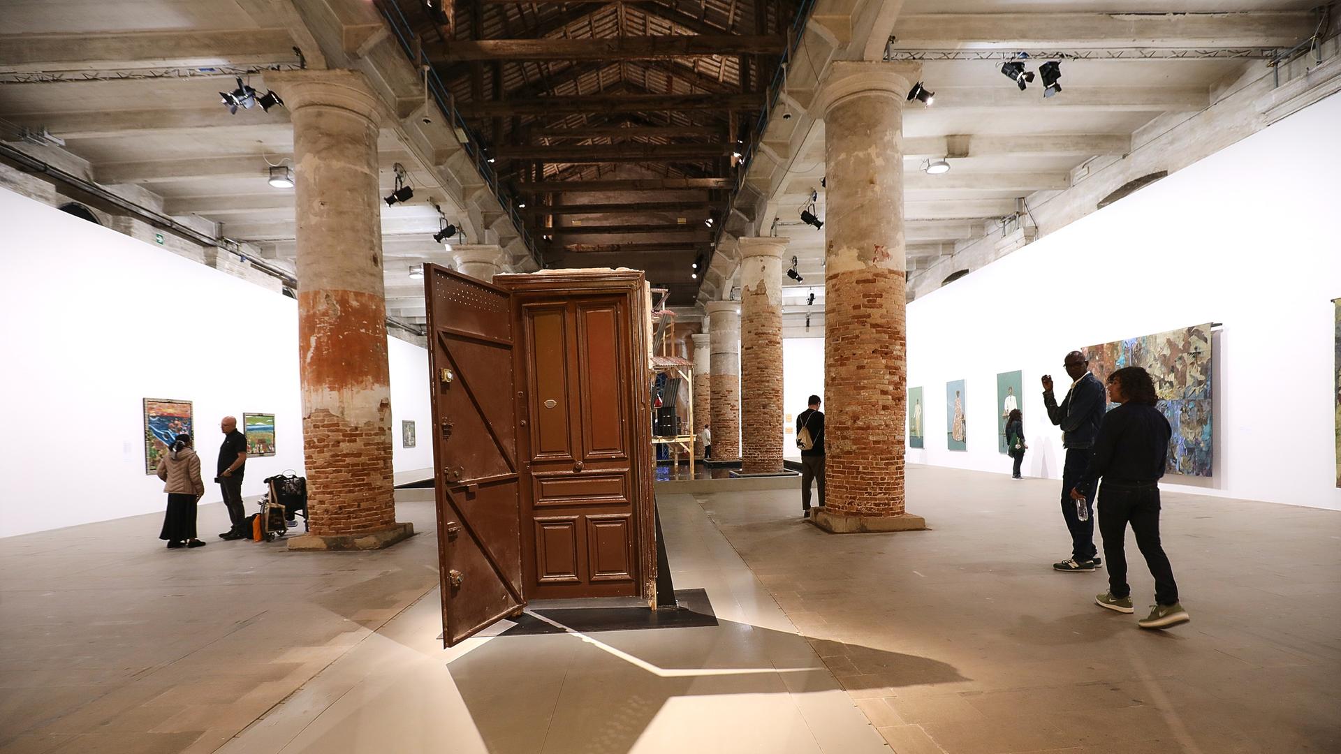 Das Kunstwerk "Arsenale" der in London, Algier und Barcelona lebenden Künstlerin Lydia Ourahmane bei der 60. Biennale in Venedig, Italien. Das Kunstwerk "Arsenale" der in London, Algier und Barcelona lebenden Künstlerin Lydia Ourahmane bei der 60. Biennale in Venedig, Italien.