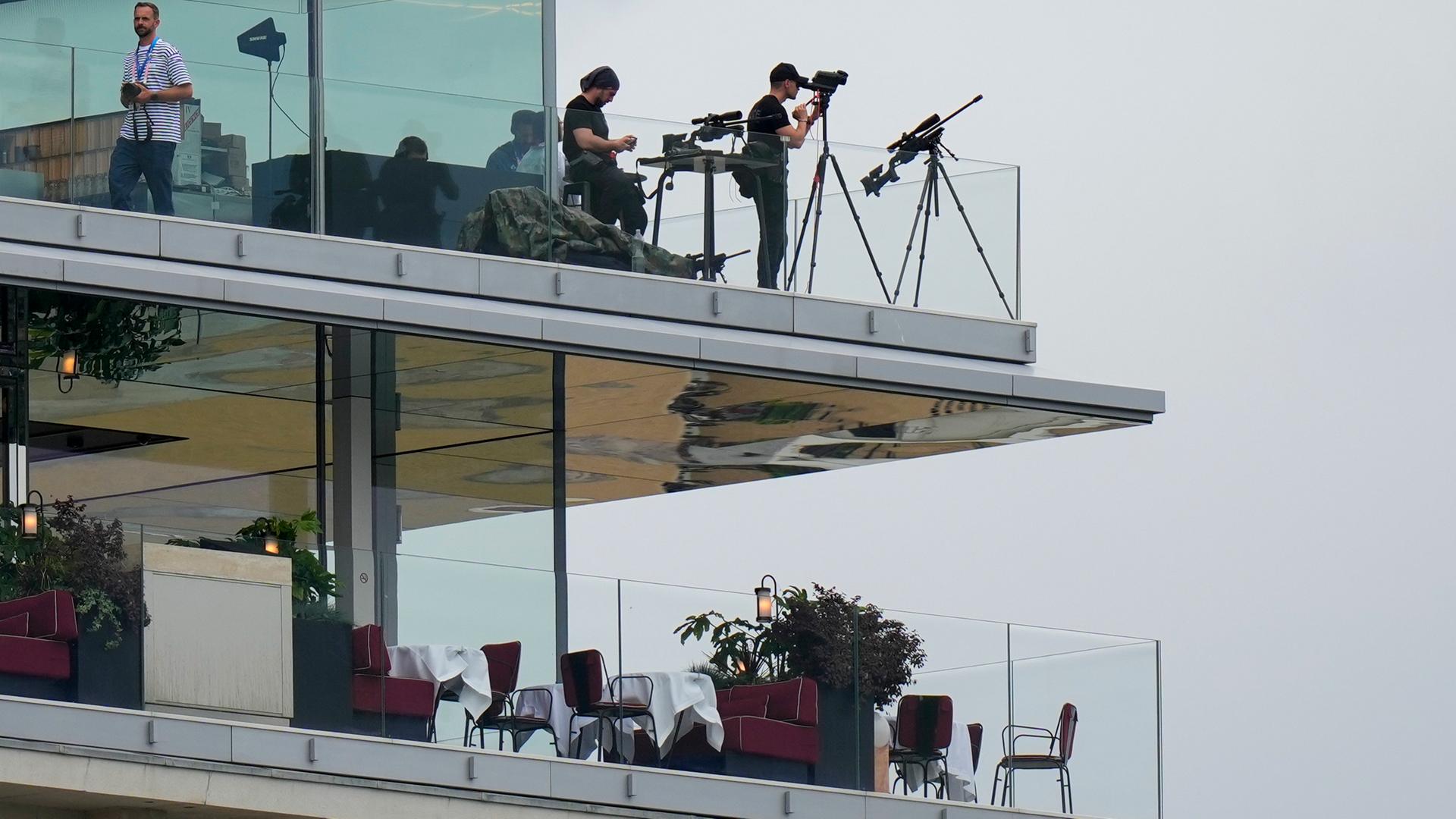 Sicherheitskräfte mit Scharfschützengewehr auf einem Balkon mit Blick auf die Seine vor der Eröffnung der Olympischen Spielen 2024 in Paris