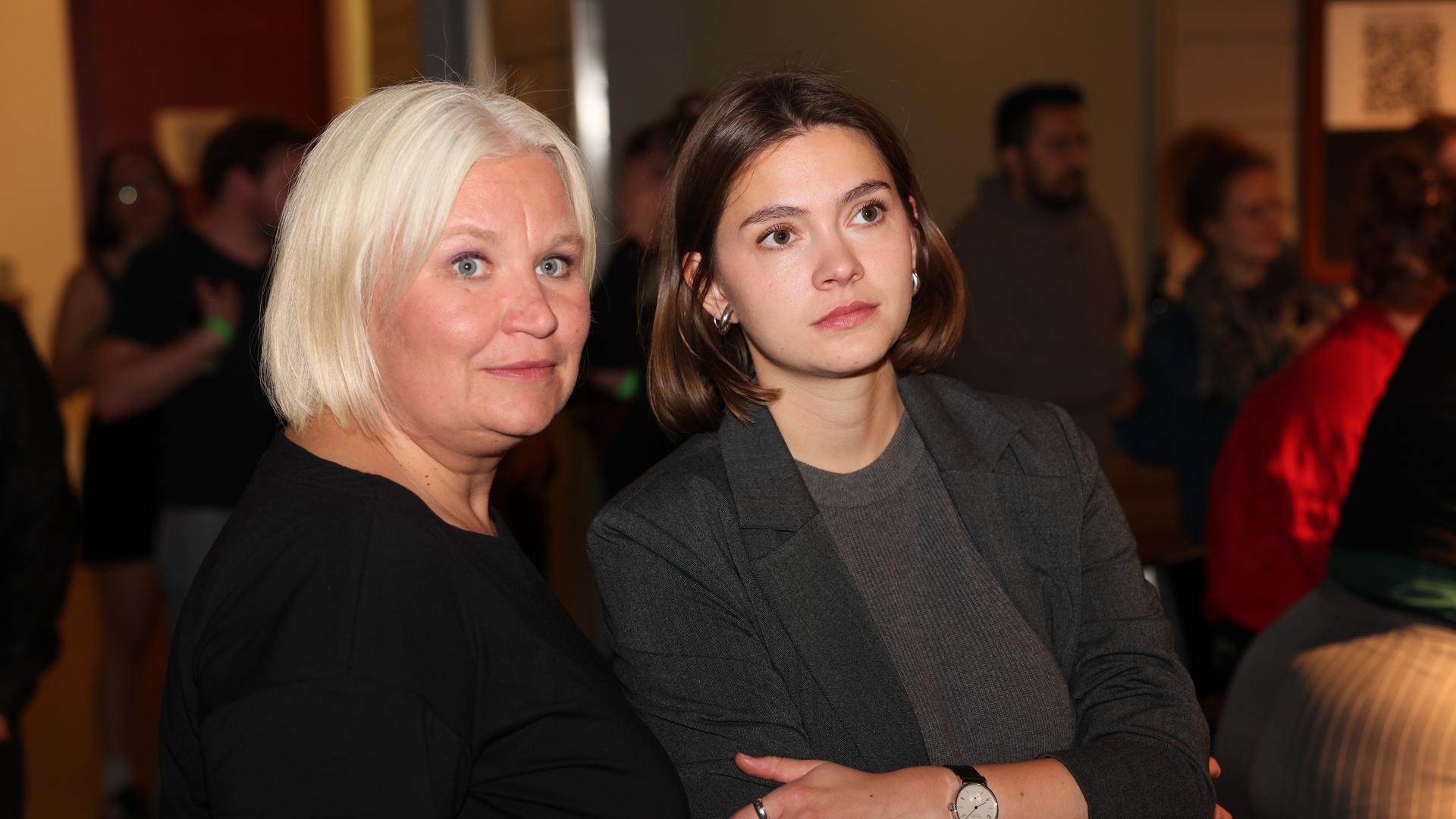 Die beiden Landesvorsitzenden von Bündnis 90/Die Grünen in Brandenburg: Alexandra Pichl (l) und Hanna Große Holtrup (r) bei einer Wahlparty im September.