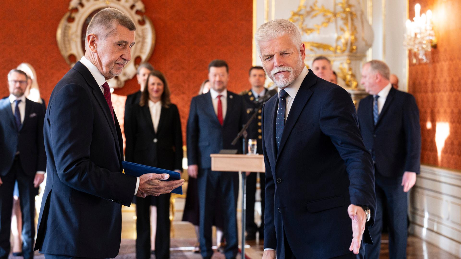 Der tschechische Präsident Petr Pavel (r) ernennt Andrej Babis zum neuen tschechischen Ministerpräsidenten. Der tschechische Präsident Petr Pavel (r) ernennt Andrej Babis zum neuen tschechischen Ministerpräsidenten.