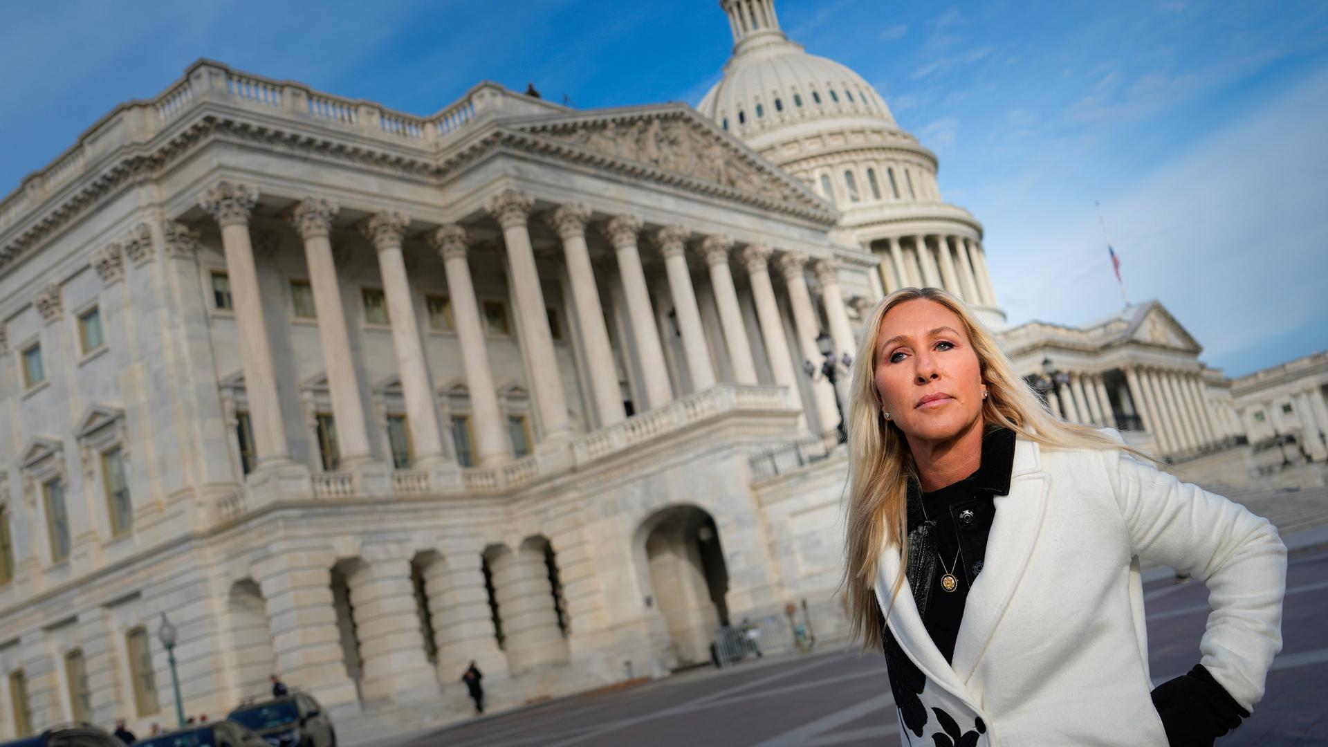 Marjorie Taylor Greene kommt steht vor dem US-Kapitol in Washington.
