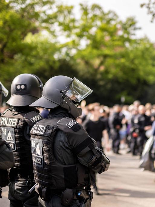 Polizeikräfte beobachten Fußballfans beim Betreten des Fußballstadions