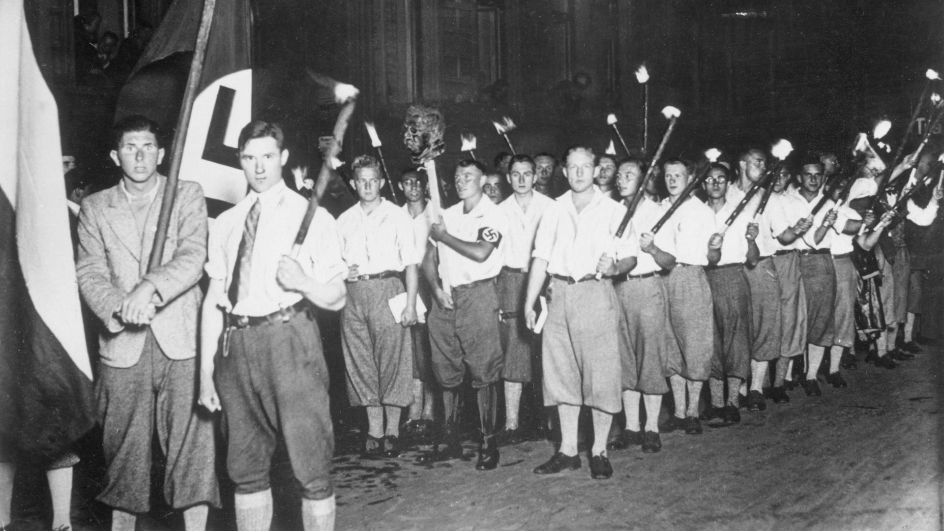 Bücherverbrennung auf dem Opernplatz in Berlin, am 10. Mai 1933. Nationalsozialistische Studenten ziehen mit Fackeln und der Büste Magnus Hirschfelds zum Opernplatz.