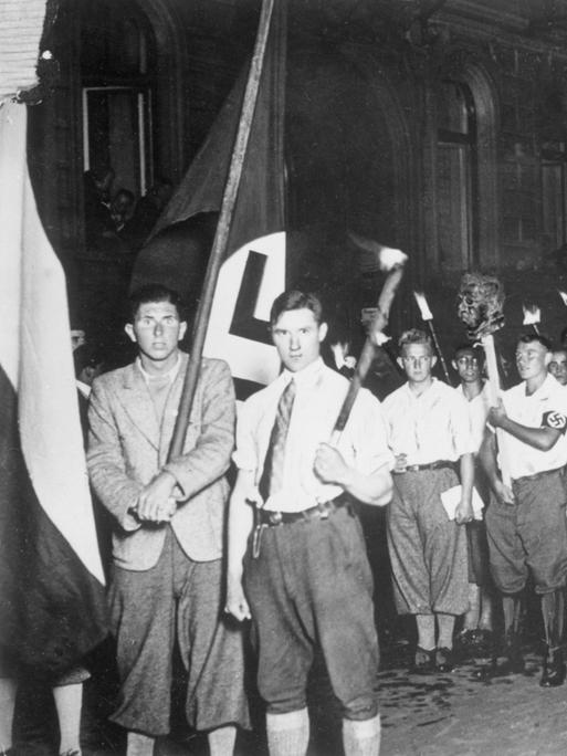 Bücherverbrennung auf dem Opernplatz in Berlin, am 10. Mai 1933. Nationalsozialistische Studenten ziehen mit Fackeln und der Büste Magnus Hirschfelds zum Opernplatz.